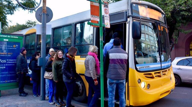 Entre el enojo y la resignación: la opinión de los cordobeses ante la suba del boleto urbano