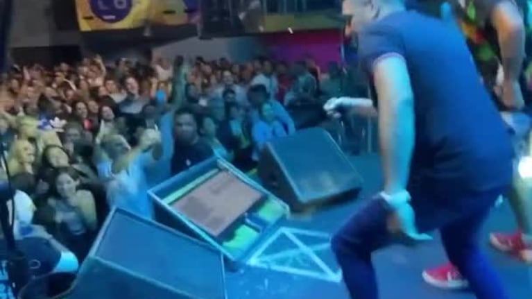 Juan Taleb se cayó de un parlante