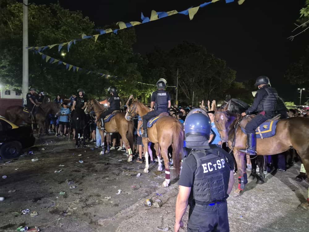 La represión policial a los hinchas de Belgrano en la entrada del Gigante de Arroyito