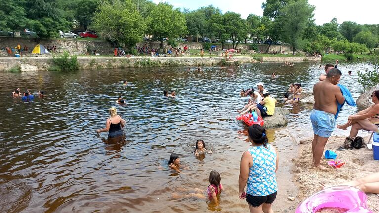 En medio de la ola de calor, los turistas disfrutaron de los ríos de Córdoba entre asado y música