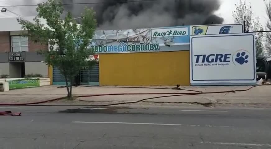 Voraz incendio en un local comercial