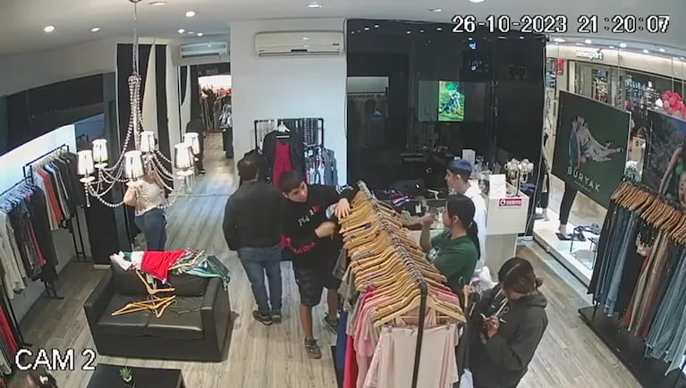 Indignante: robaron más de 10 prendas de un local y se fueron