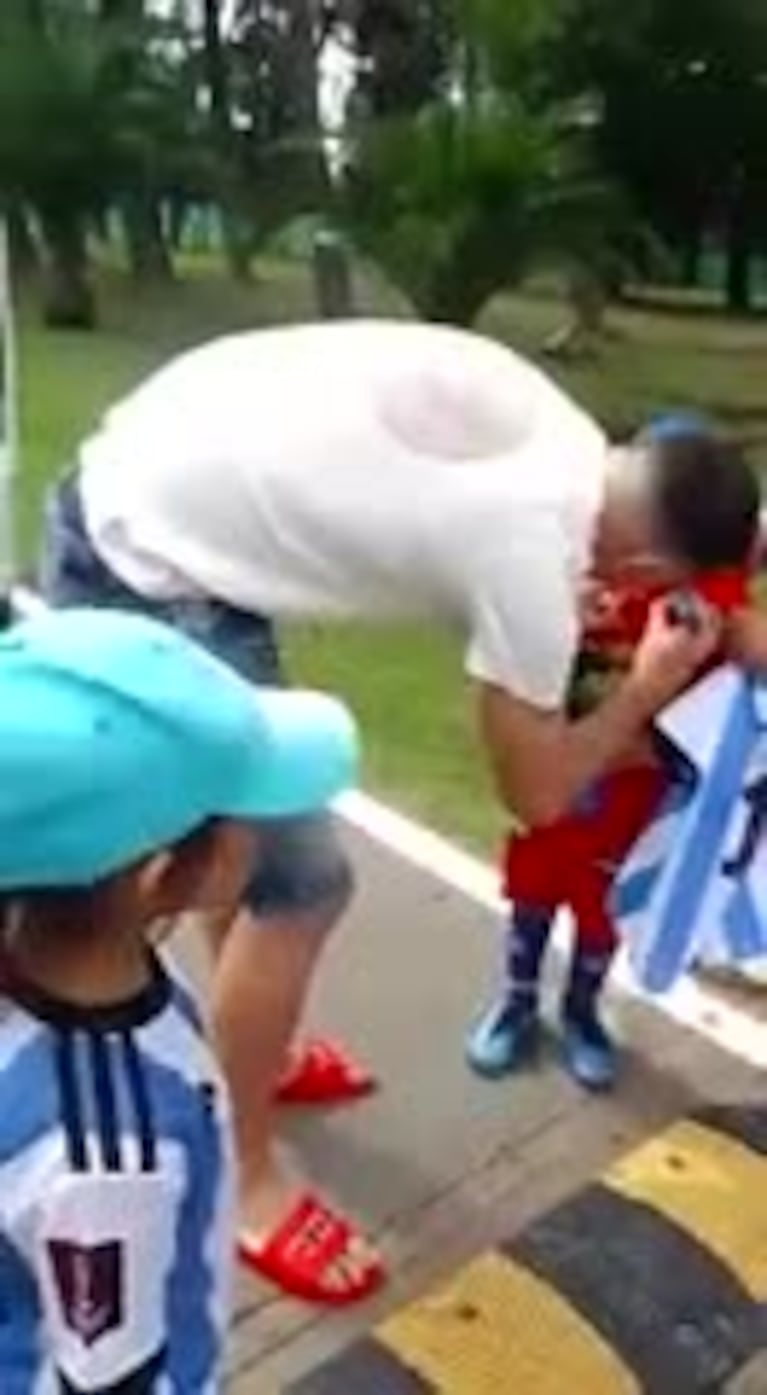 El gesto del Dibu Martínez con un nene en Ezeiza