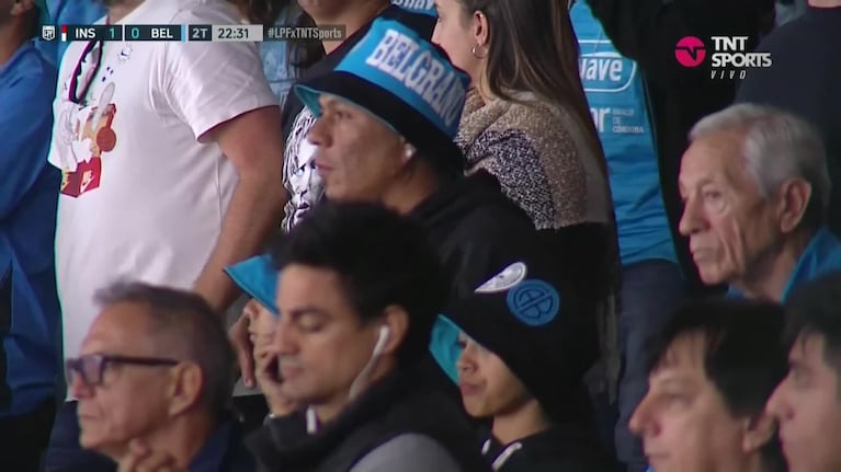 Bengalas y humo en las tribunas de Instituto y Belgrano