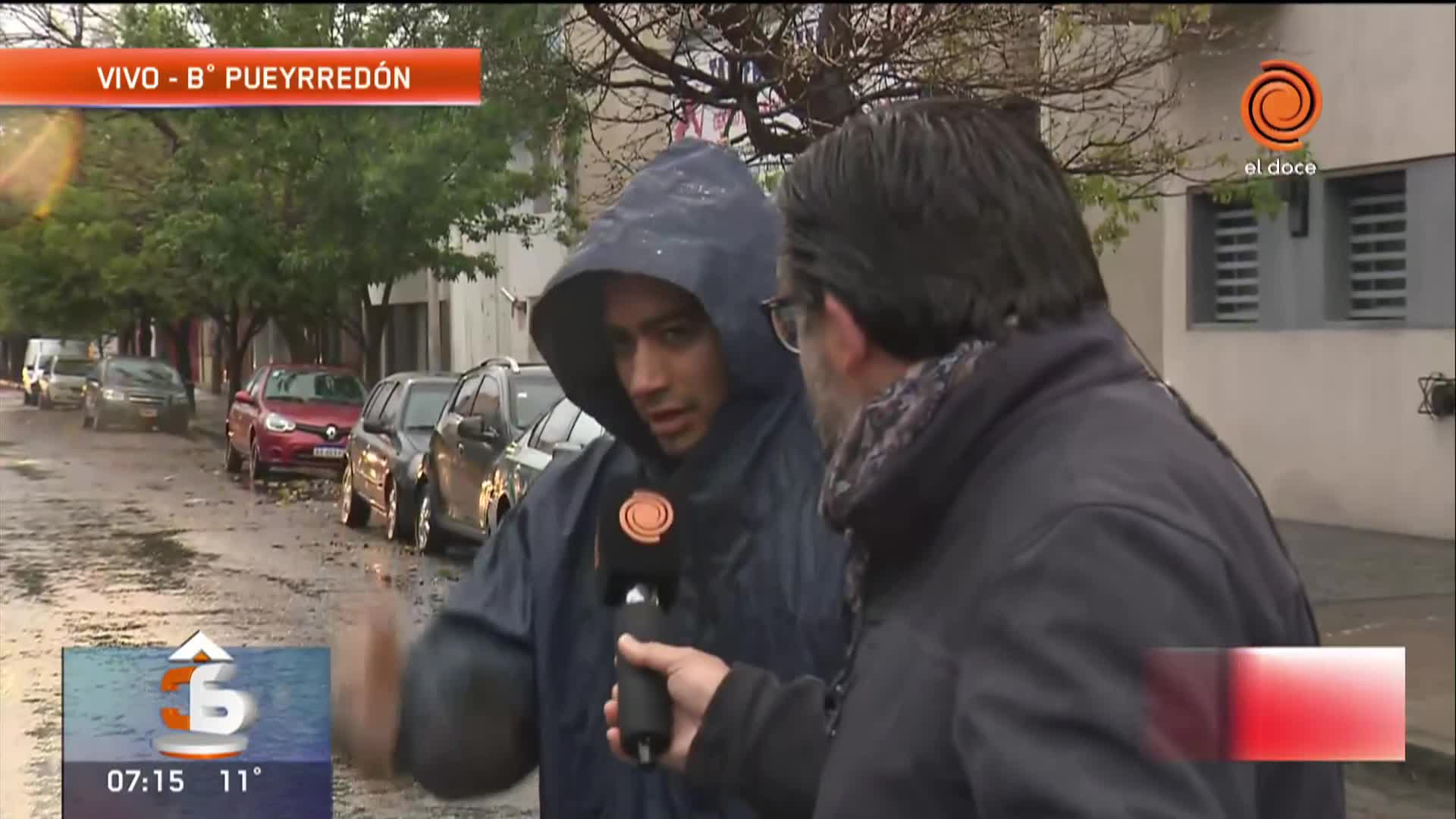 Una camioneta se hundió en un pozo lleno de agua