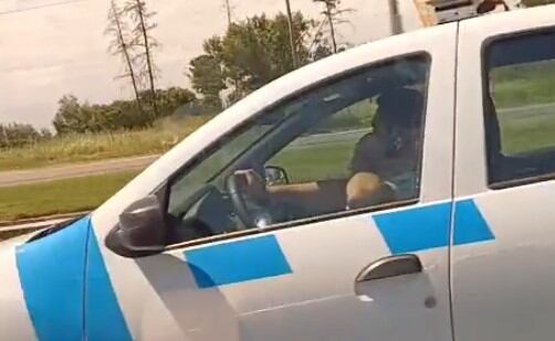 Grabaron al conductor de un móvil de Seguridad Ciudadana hablando por teléfono y con las luces apagadas por Circunvalación