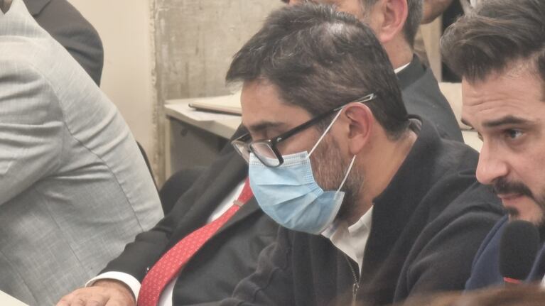 El apretón de manos de Cardozo a sus abogados tras ser absuelto en el juicio del Neonatal