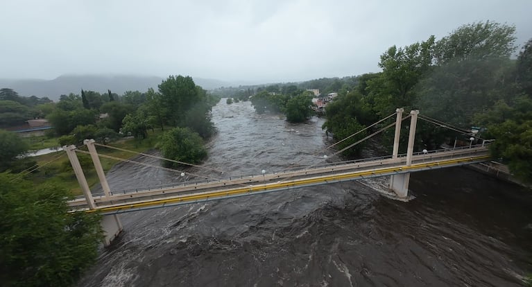 La crecida del río San Antonio filmada desde el aire: impactantes imágenes de un drone