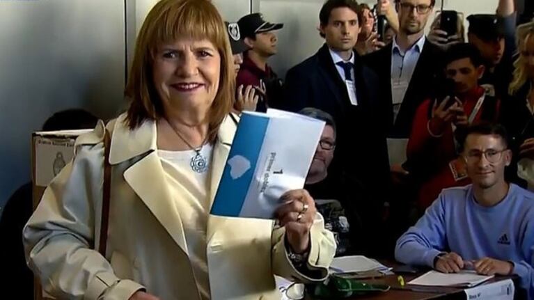 Bullrich dobló mal la boleta y tuvo que volver a la urna