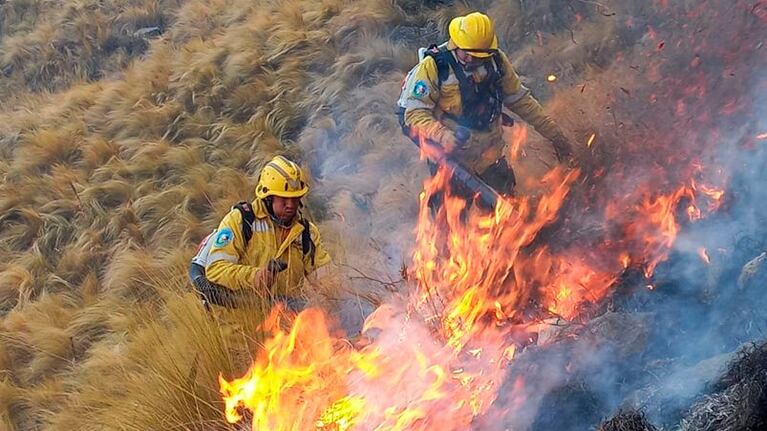 La intensidad del viento sur frenó el combate del fuego en Traslasierra: cuándo continuará el operativo