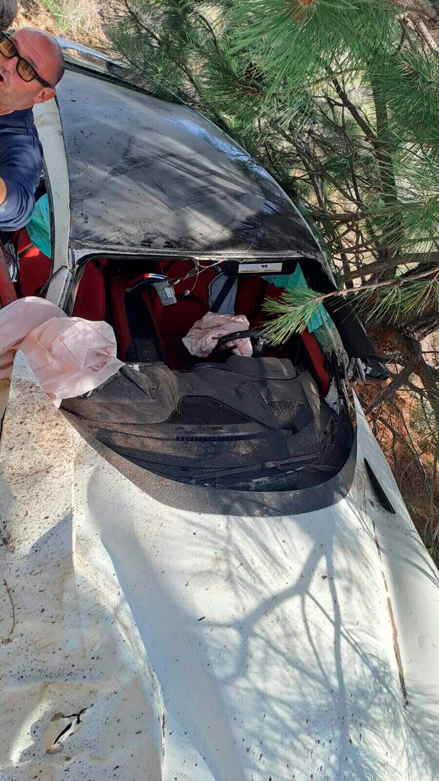 Una Ferrari destruida tras el terrible vuelco en la ruta de los Siete Lagos