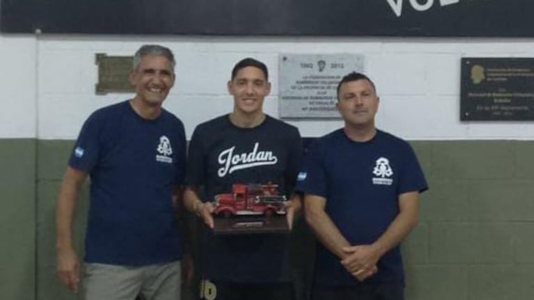 El regalo de los Bomberos de Embalse a Nahuel Molina para agradecerle “por los buenos gestos”