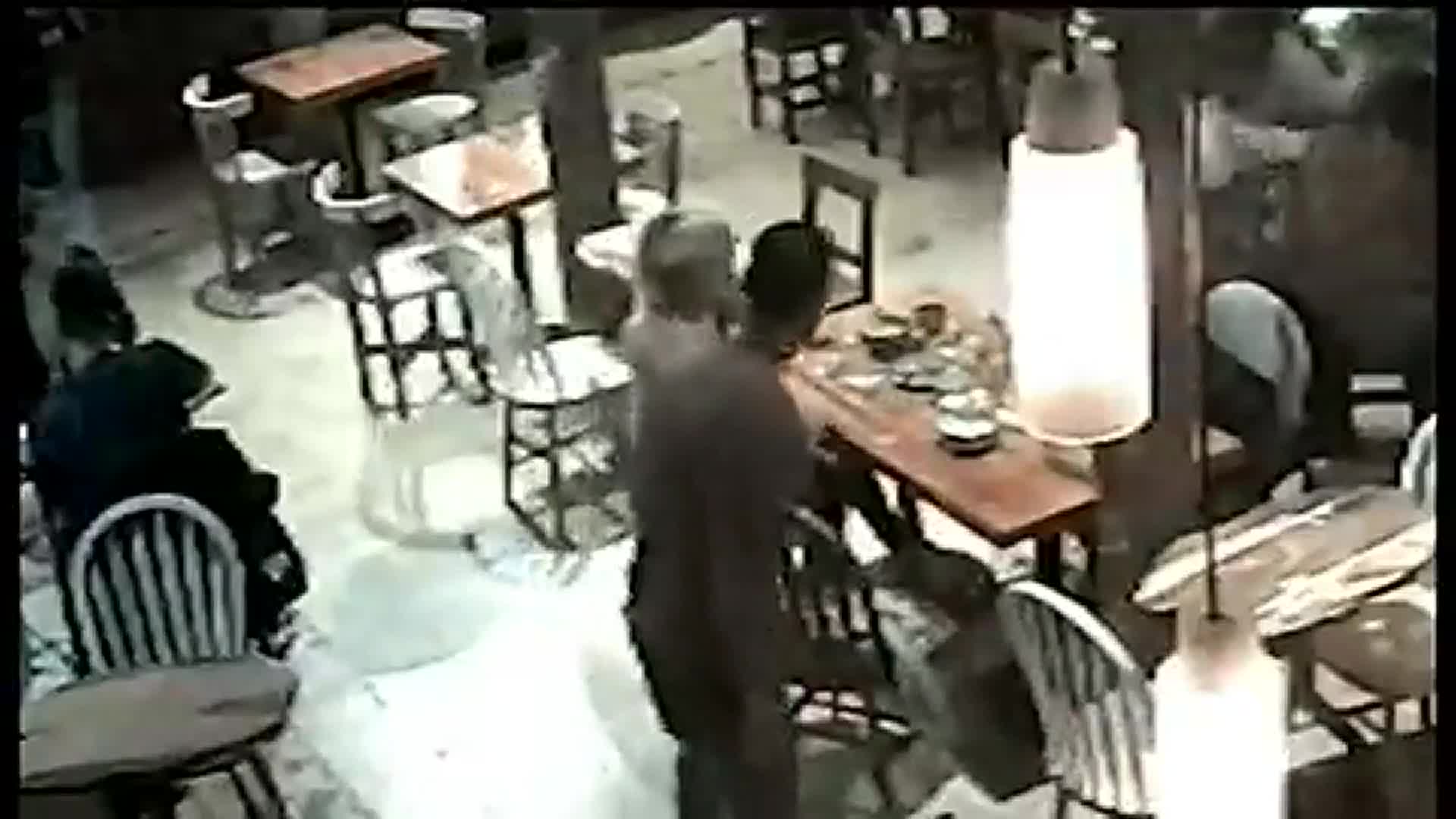 El dueño de un bar tackleó para evitar un robo