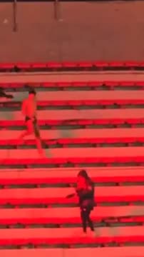 Barras de Independiente obligaron a hinchas de la U a desnudarse 