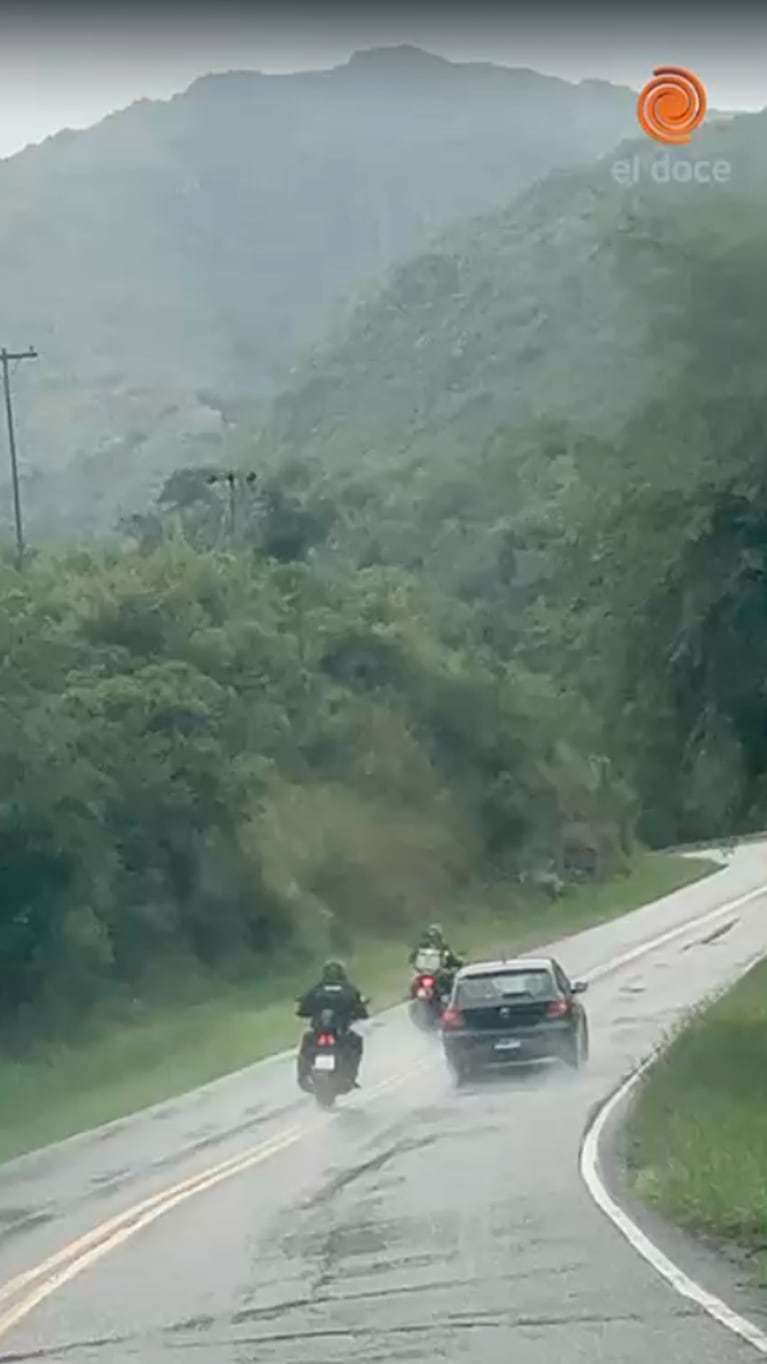 Peligroso sobrepaso de las motos bajo la lluvia