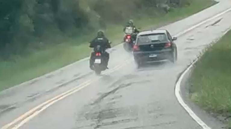 Peligroso sobrepaso bajo la lluvia