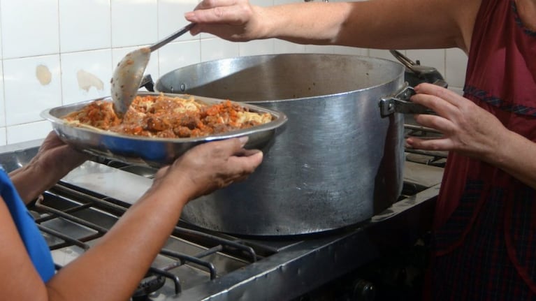 Atiende un comedor comunitario en Córdoba y advirtió que la lista de espera se agranda: “Te parte el alma”