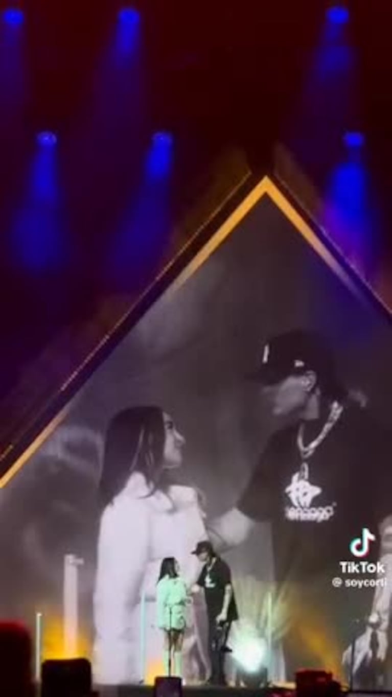 Nicki Nicole y Peso Pluma se besaron en pleno show