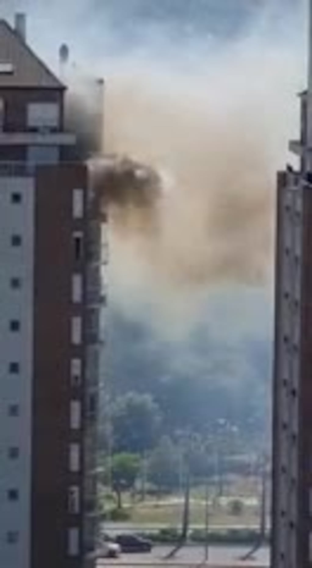 Se colgó de un balcón para escapar de un incendio
