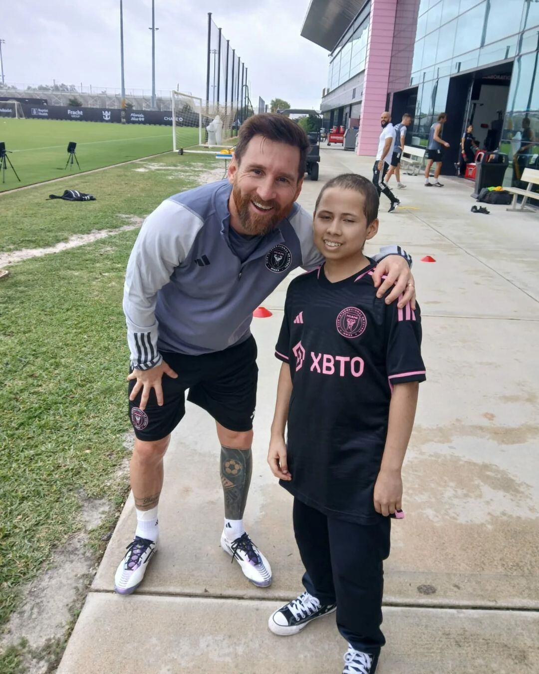 Tiene 14 años, lucha contra el cáncer y cumplió su sueño de conocer a Messi: “Me siento tan feliz”