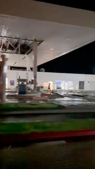 El viento tiró parte del techo de una estación de servicio en Moldes