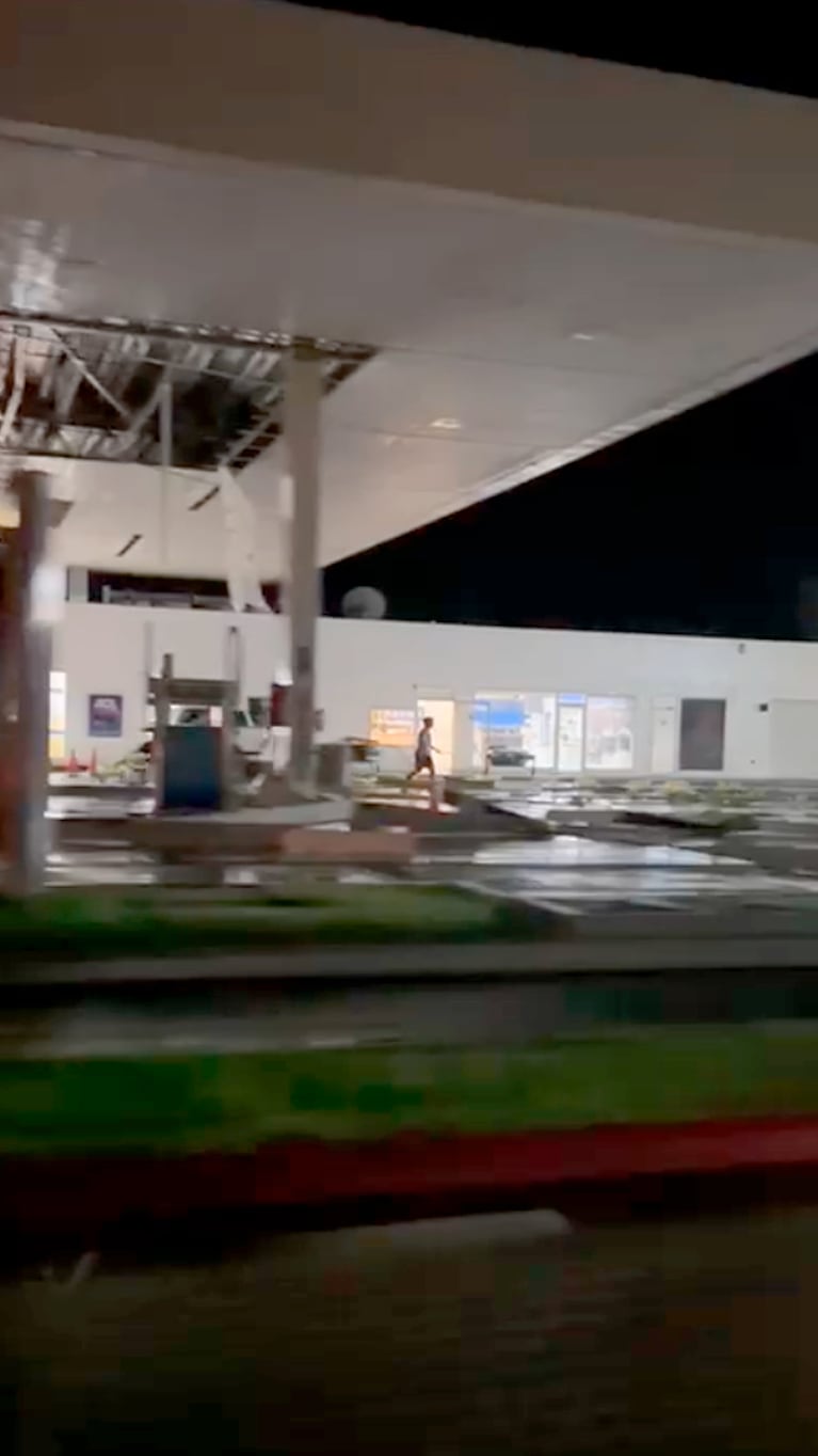 El viento tiró parte del techo de una estación de servicio en Moldes