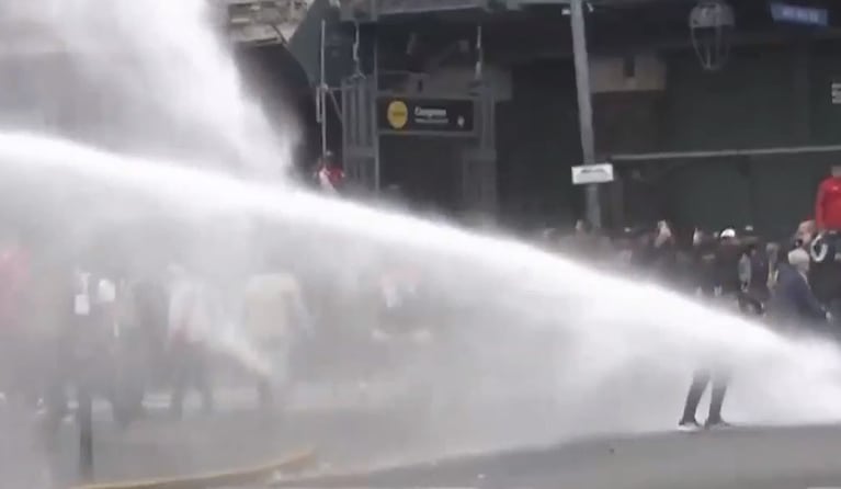 Disturbios en la marcha de jubilados con apoyo de los barrabravas.