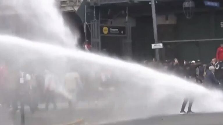 Enfrentamiento entre barras y policías durante la marcha de jubilados en el Congreso: hay detenidos