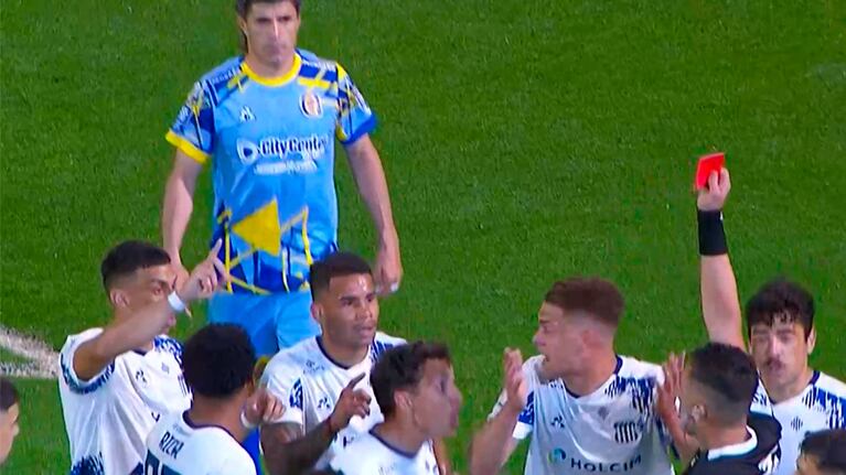El VAR le negó el penal a Rosario Central y Navarro se fue expulsado en Talleres