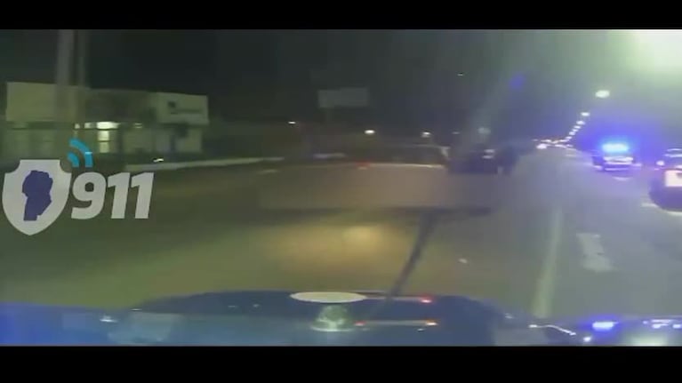 Los detuvieron mientras remolcaban un auto robado