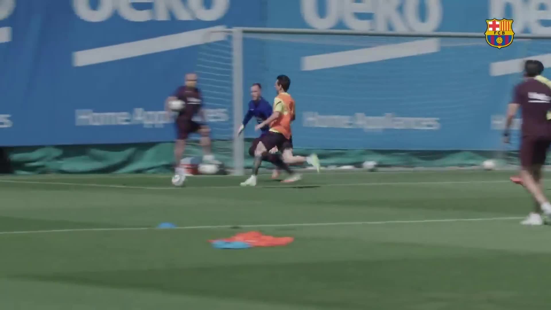 Volvió con todo: el golazo viral de Messi en la práctica del Barcelona