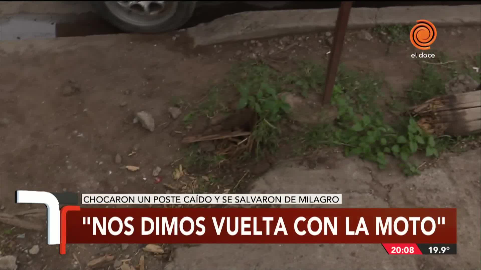 Dos hermanos chocaron en moto contra un poste caído