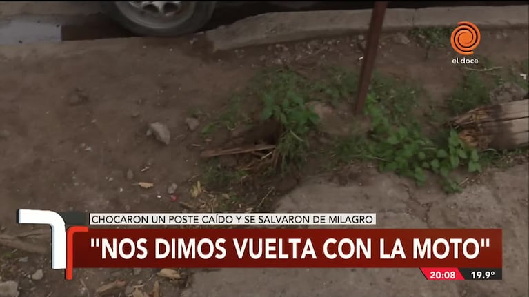 Dos hermanos chocaron en moto contra un poste caído