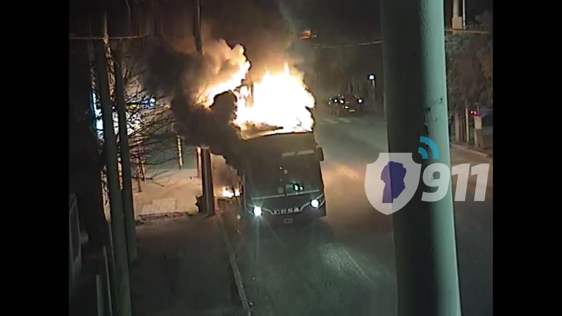 Así fue el accidente entre el colectivo y el remis que se prendieron fuego