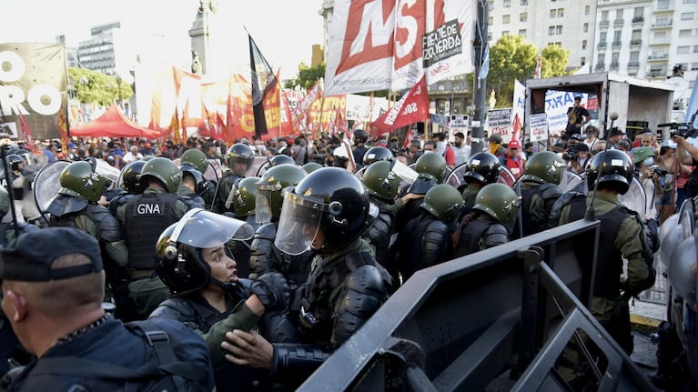 Segundo día de tensión entre la Policía y piqueteros afuera del Congreso