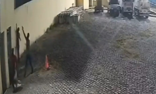 Quisieron robar un galpón de Brasil y el guardia del lugar los mató a tiros