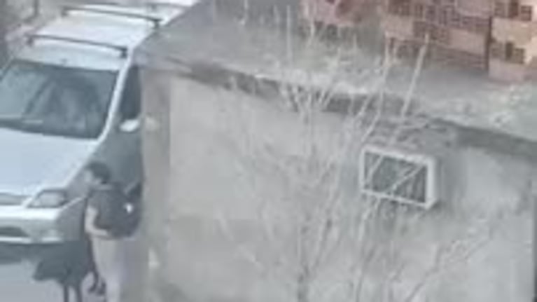 Arrebato y huida a un auto en Alto Alberdi