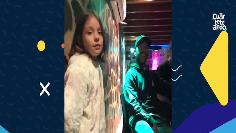 La nena que le cantó a La Konga en un bar