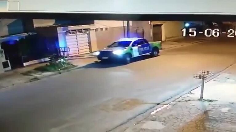 Un policía jugando a romper un globo en Buenos Aires