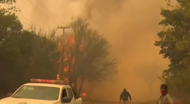 Fuego descontrolado: lugareños combaten las llamas en Capilla del Monte