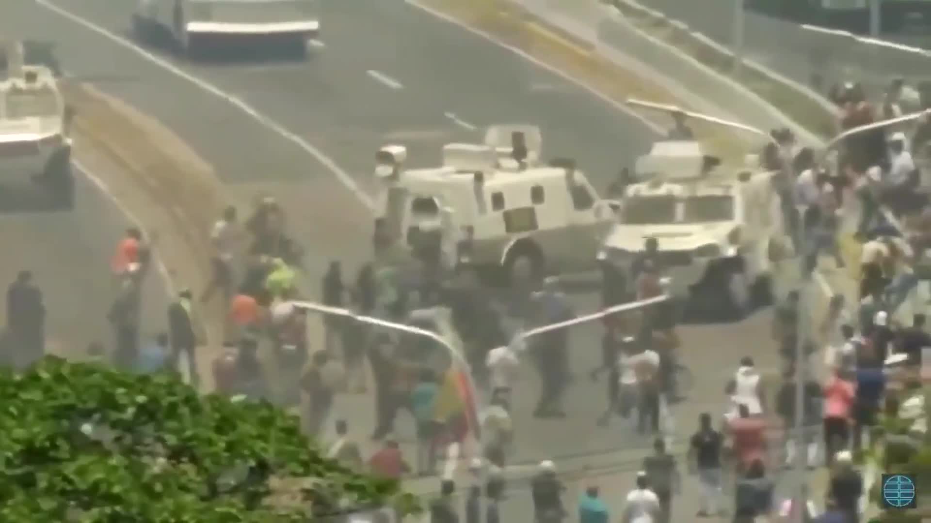 Tanques chavistas atropellaron a manifestantes