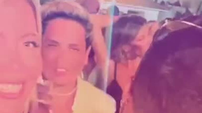 El momento en el que un hombre le besó el pecho a Wanda Nara