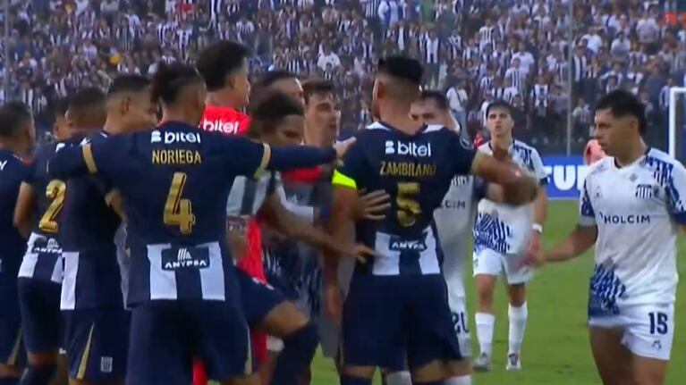 Se picó en Matute: empujones y pelea entre jugadores de Talleres y Alianza Lima