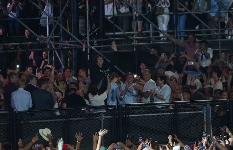 El saludo de Milei en Jesús María antes de subir a cantar con el Chaqueño 