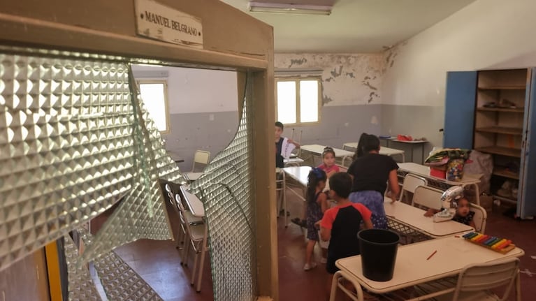 Desvalijaron una escuela y tienen que inscribir a los estudiantes en el patio