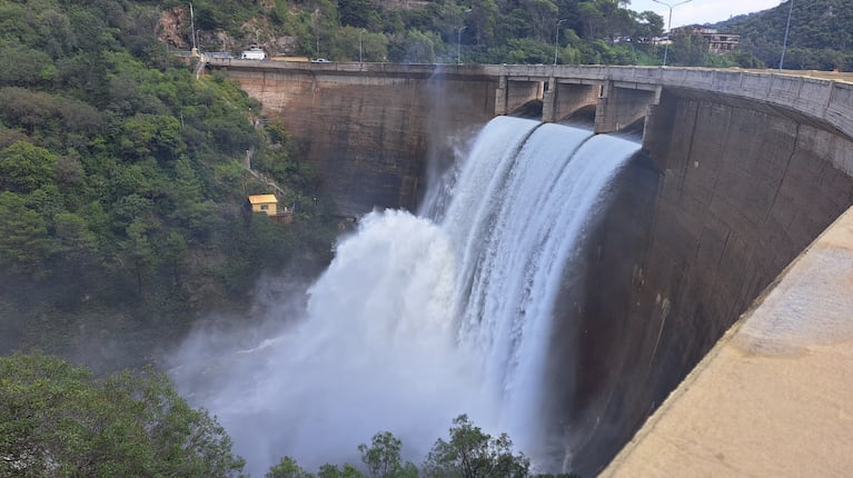 Hermosa cascada que cautiva: así está el vertedero del dique Los Molinos tras las lluvias