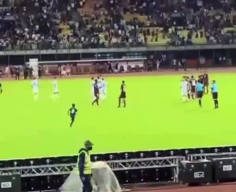 Emocionante: un niño saltó a la cancha a buscar a Messi 