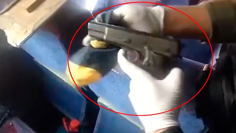 El momento en el que Gendarmería encontró las armas que traía la barra de Boca