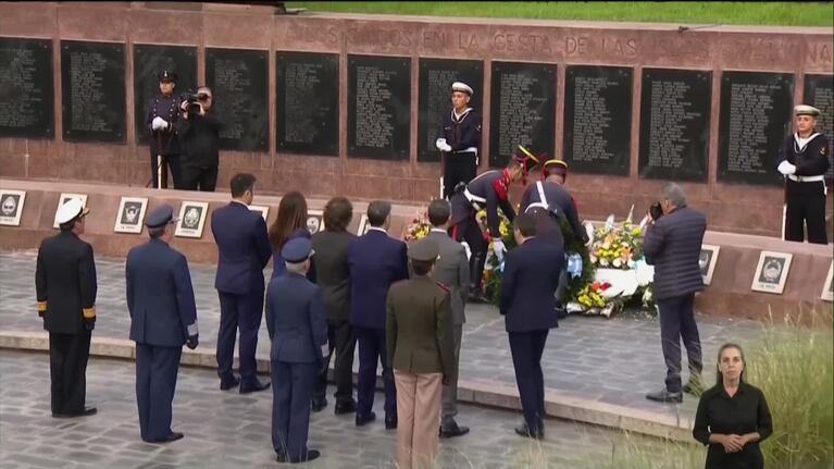 Milei abrazó a Villarruel, que se quebró en el acto por Malvinas
