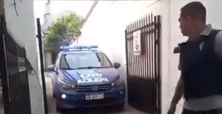 El acusado de ser el líder de las estafas con cripto salió encapuchado de su casa: el video de la detención